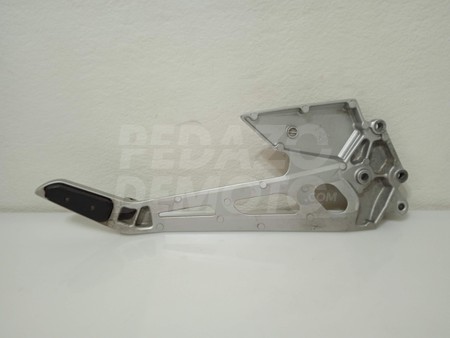 Soporte estribera izquierda Suzuki GSR 600 2006 - 2009