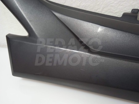 Tapa lateral bajo asiento izquierda Suzuki GSR 600 2006 - 2009