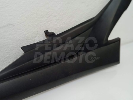 Tapa lateral bajo asiento derecha Suzuki GSR 600 2006 - 2009